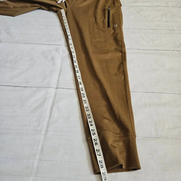 Vuori Sunday Performance Jogger Brown Mustard Mens Active Workout Athleisure - Picture 2 of 5